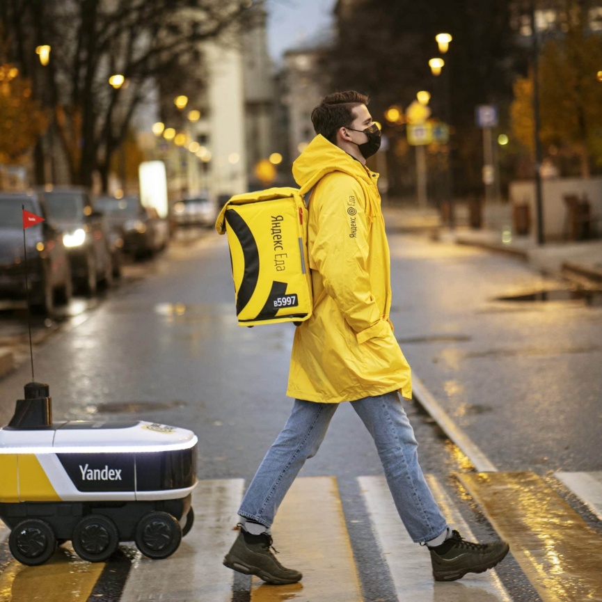 Туристы наслаждаются захватывающими видами снежных вершин, создающими атмосферу умиротворения и гармонии